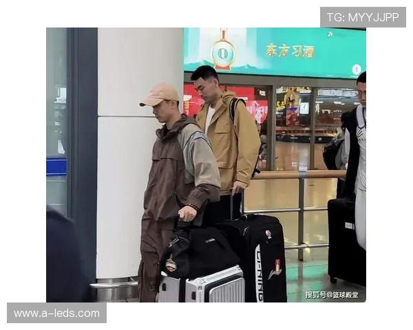 辽宁球员回沈阳 球迷接机气氛热烈
